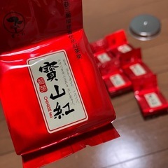 金属製のお茶缶と、中国の名茶「宝山紅茶」6袋のセットの画像