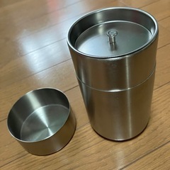 金属製のお茶缶と、中国の名茶「宝山紅茶」6袋のセットの画像