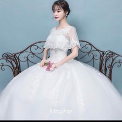 レース装飾のウェディングドレスの画像