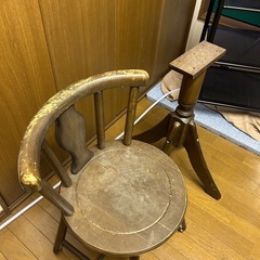 椅子とテーブル(天板無し)の画像