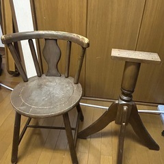 椅子とテーブル(天板無し)の画像