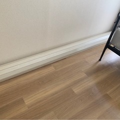 白のウッドフローリングカーペットの画像