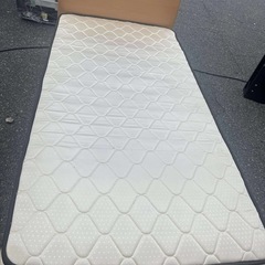 シングルベッドとマットセットの画像