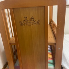 木製ベビーベッドの画像
