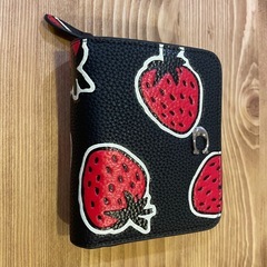 coach いちご柄　折りたたみ財布の画像