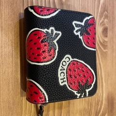 coach いちご柄　折りたたみ財布の画像