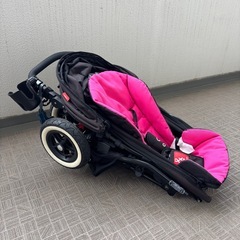 折りたたみ可能な二人乗りベビーカーの画像
