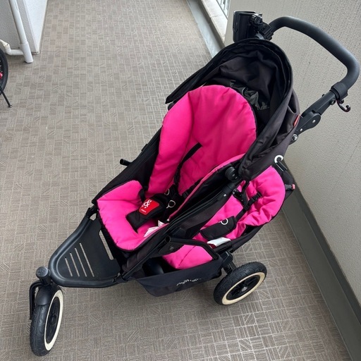 折りたたみ可能な二人乗りベビーカー