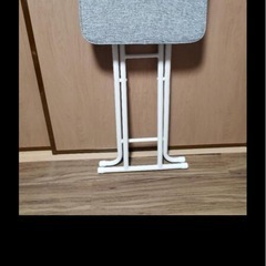 折りたたみ椅子の画像
