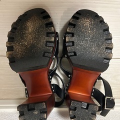アンビー　ブラックプラットフォームサンダルの画像