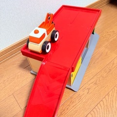 IKEA 木製 おもちゃ 駐車場 クレーン車 レッカー車の画像