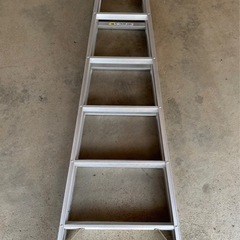 ◆今月10月の引き取り限定①◆はしご兼用脚立と一輪車の2点SET 　【引き取り意思の無いお気に入り登録不要／ばら売り・値下げ不可】の画像