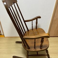 木製ロッキングチェア（アンティーク調）の画像