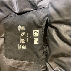 UNIQLOのフード付き ブラックダウンジャケットの画像