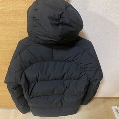 UNIQLOのフード付き ブラックダウンジャケットの画像