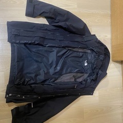 フード付きのネイビーのジャケット、THE NORTH FACEのロゴ入りの画像