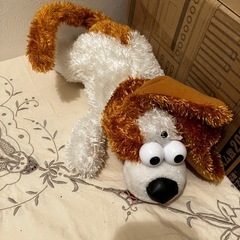 笑い転げる犬　おもちゃの画像
