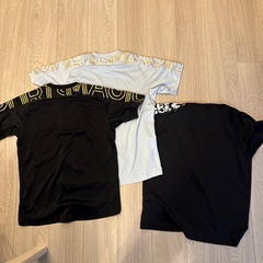 デサント。他のTシャツの画像