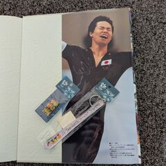 長野オリンピックの本とピンバッジ、キーホルダーのセットの画像