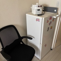冷蔵庫、オフィスチェア、テーブル、炊飯器の画像