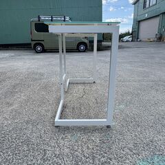 モダンなデザインのガラステーブルデスク - シンプルでスタイリッシュの画像