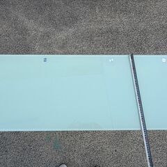 モダンなデザインのガラステーブルデスク - シンプルでスタイリッシュの画像
