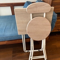 折りたたみ椅子、机セットの画像