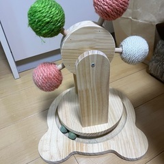 お譲りします　猫爪とぎ+おもちゃの画像