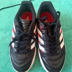 adidasすスニーカーの画像