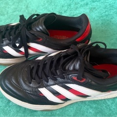 adidasすスニーカーの画像