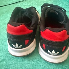 adidasすスニーカーの画像