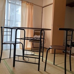 ダイニングテーブルと椅子二脚のセットの画像