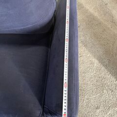 値下げ【格安】二人掛けソファー ネイビー系 脚付き コンパクト 単身用 早い者勝ち 引取歓迎 配送OKの画像