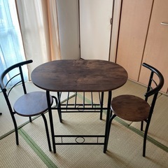 ダイニングテーブルと椅子二脚のセットの画像