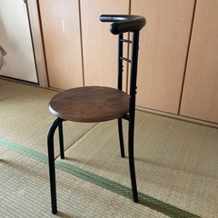 ダイニングテーブルと椅子二脚のセットの画像