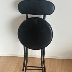 折りたたみ椅子黒の画像