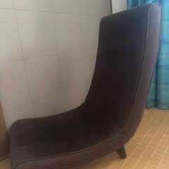 茶色のローソファの画像