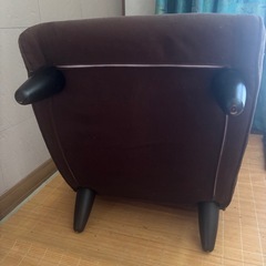 茶色のローソファの画像