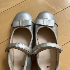 美品　フォーマルシューズ　キッズ　18㎝ 黒　リボン付き　シルバーの画像