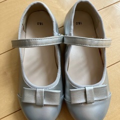 美品　フォーマルシューズ　キッズ　18㎝ 黒　リボン付き　シルバーの画像