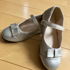美品　フォーマルシューズ　キッズ　18㎝ 黒　リボン付き　シルバーの画像
