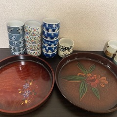 昭和レトロ　湯呑み×20 お盆×2 カゴ付きの画像