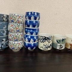 昭和レトロ　湯呑み×20 お盆×2 カゴ付きの画像