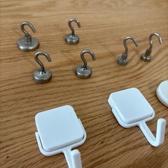 浮かせる収納に万能なマグネットフックの画像