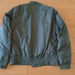 ユニクロ　ジャンパー　カーキ色の画像