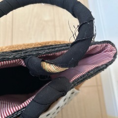カゴバッグ、麦わら帽子の画像