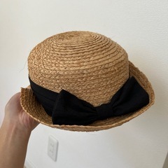カゴバッグ、麦わら帽子の画像