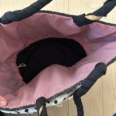カゴバッグ、麦わら帽子の画像