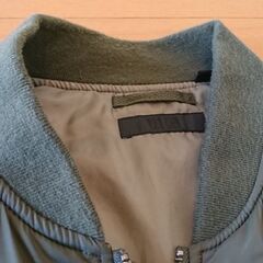 ユニクロ　ジャンパー　カーキ色の画像