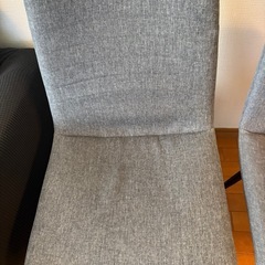 ミニマルなグレーのチェア二脚セットの画像